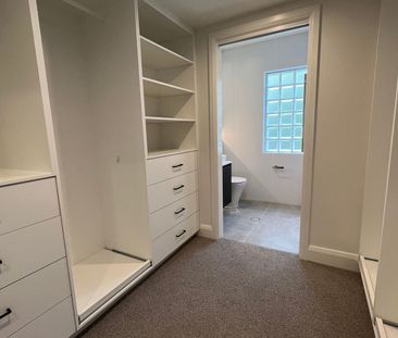 THE ULTIMATE TOWNHOME – SENSATIONAL CENTRAL LOCATION! - Photo 1