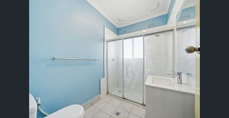 4 Bedroom house close to the train station and the school - Photo 5