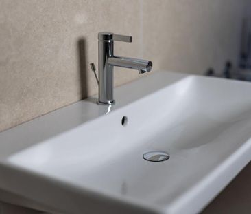 Erstbezug: 2-Zi-Gartenwohnung mit Einbauküche, 2 Terrassen und TG-E... - Photo 6