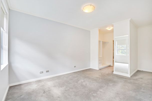 Tranquil setting - opposite the beautiful Redfern Park - Photo 1