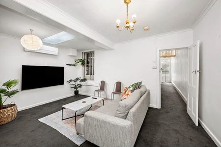 SHORT TERM LEASE - Charming 3-Bedroom Home in the Heart of Clifton Hill - Photo 3