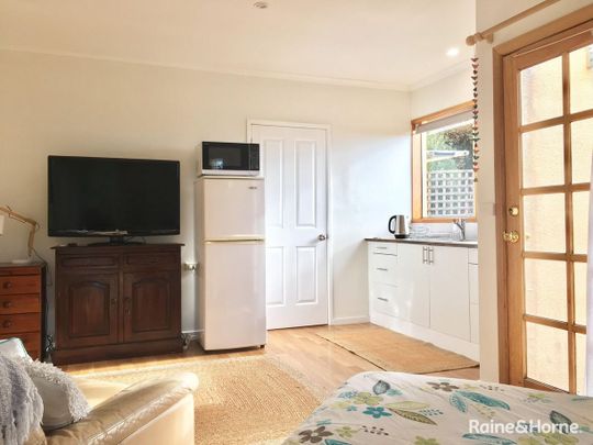 Sunny + fully furnished. Weekly Rent includes utilities! - Photo 1