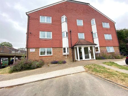 A contemporary apartment forming part of a modern development set in vibrant Crawley. - Photo 3