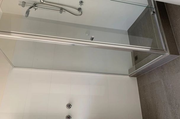 Beautiful tree lined streetscape, this spacious renovated second floor apartment - Photo 1