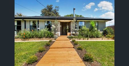 Modest 3 bedroom home - Photo 2