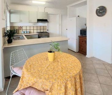 Beautifully Presented 2×1 Villa in a Prime Mount Lawley Location - Photo 6