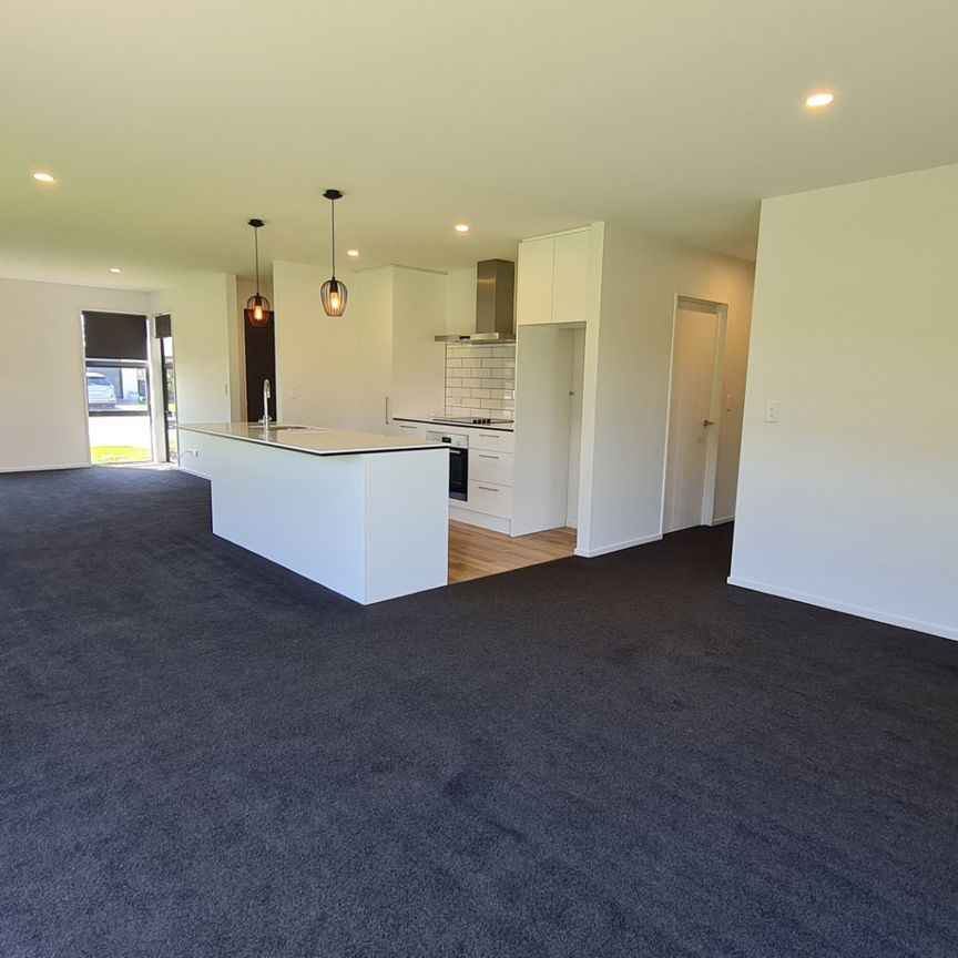 68 Oaks Drive, Lincoln - Photo 1