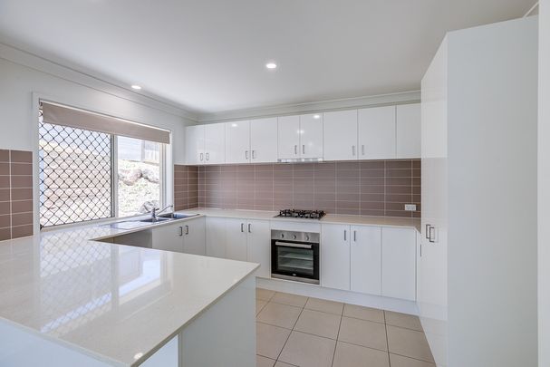 Beautiful Family Home for Rent – Prime Pimpama Location - Photo 1