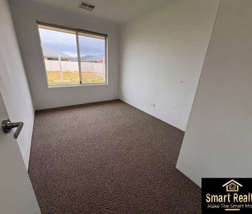 "Stunning and Spacious House for Rent in the Desirable Caversham Ne... - Photo 3