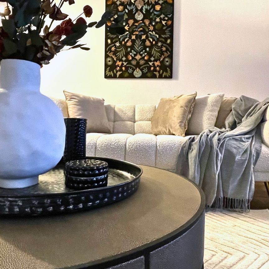 UNIQUE LIFE IN THE METROPOLITANS COMPLEX - Photo 1