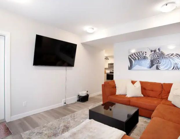 Furnished 2 bedroom Legal Walkout Basement in North-West Calgary | Calgary - Photo 1