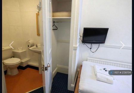 1 bedroom in a house share to rent - Photo 4