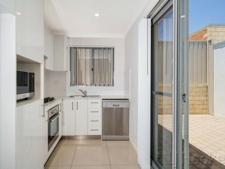 Charming Family Home - Photo 2