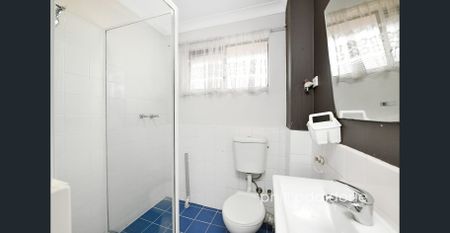 TOP FLOOR.. NEAT AND CONVENIENT. - Photo 4