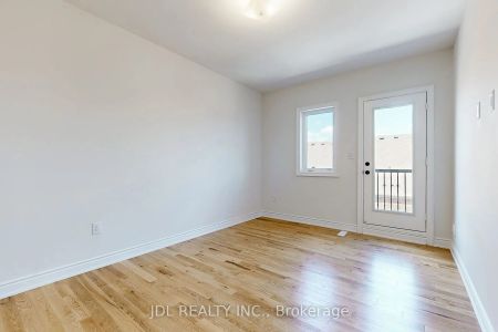 Condo Townhouse For Lease | N9249432 - Photo 3
