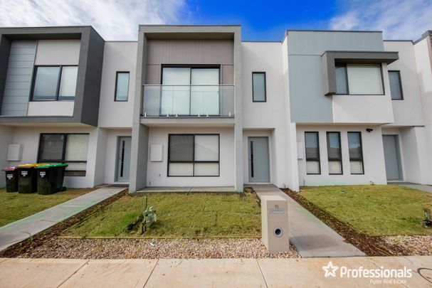 18 Dawson St, Thornhill Park VIC 3335 - Photo 1