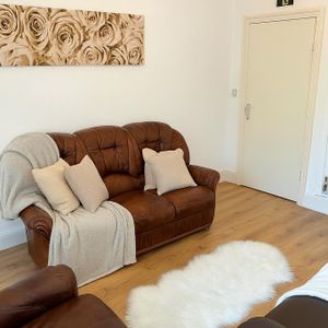 1 bedroom in a house share to rent - Photo 2