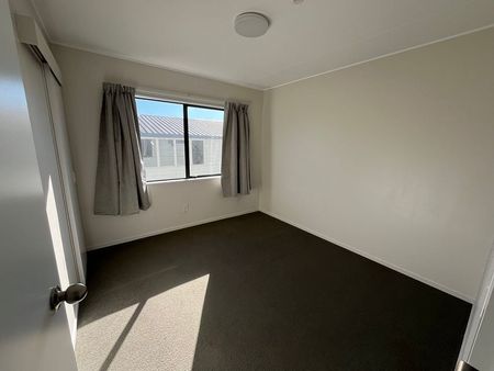 Newly Renovated 3 bedroom + Garage close to town - Photo 5