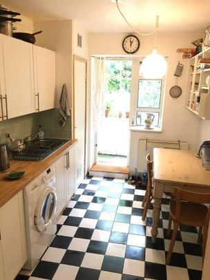 Sunny double room next to West Dulwich station - Photo 1