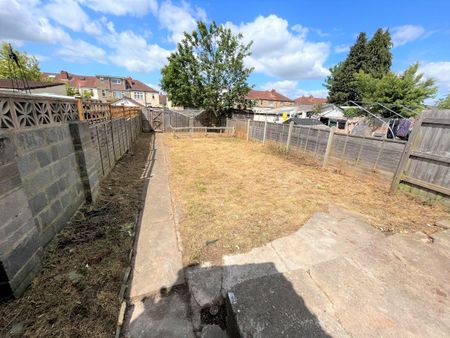 A RECENTLY REFURBISHED three Bedroom terraced house - Photo 4