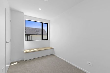 Brand new 3-bedroom Townhouse in fabulous Whitby - Photo 3