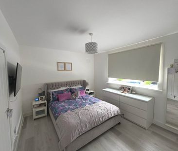 Price £900 pcm - Available Now - Unfurnished - Photo 3