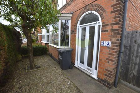 4 bedroom semi-detached house to rent - Photo 5