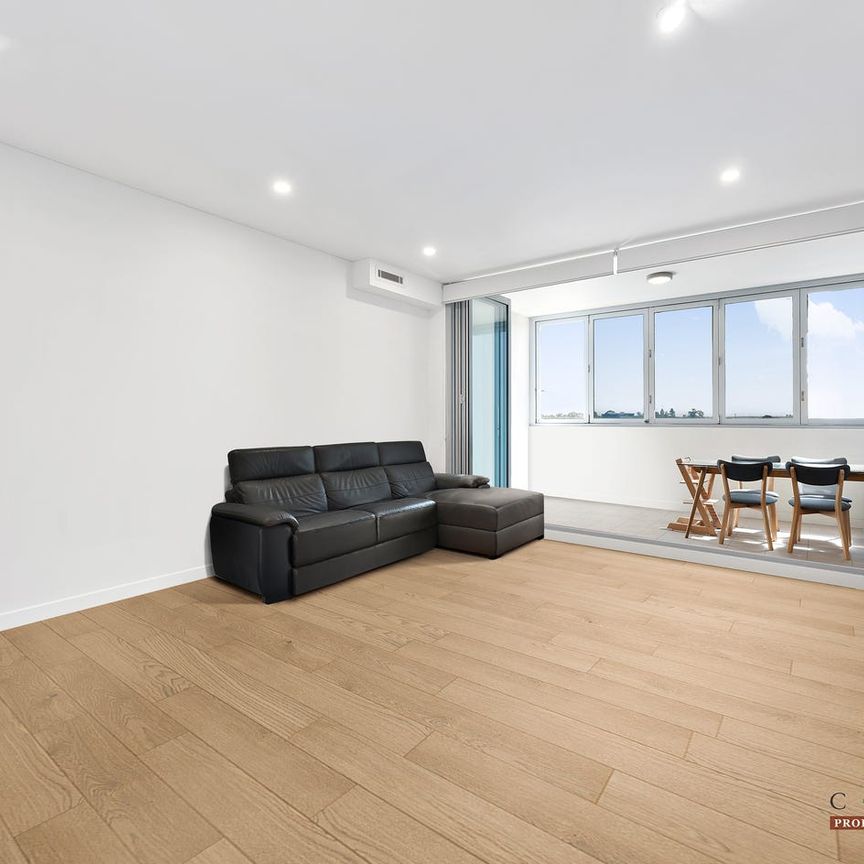 Spacious & Sunny 2 Bedroom Apartment - Photo 1