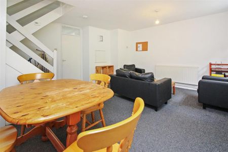 3 bedroom semi-detached house to rent - Photo 2