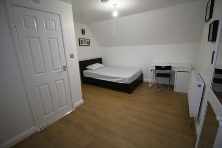 4 Bed Student Accommodation - Photo 2