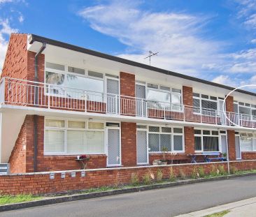 Sun-Drenched Coastal Living in the Heart of Manly - Photo 5