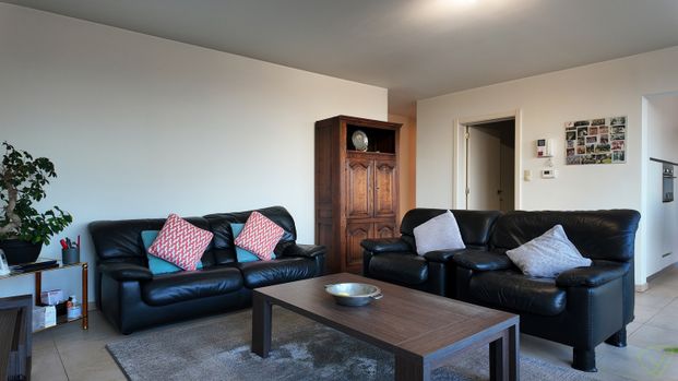 Lichtrijk appartement met panoramisch uitzicht op de Markt van Eeklo! - Photo 1