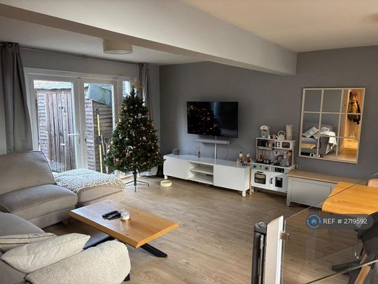 3 bedroom semi-detached house to rent - Photo 1