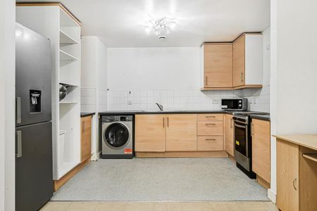 3 bedroom flat to rent - Photo 2