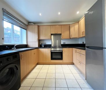 3 bedroom Semi-detached house to rent - Photo 2