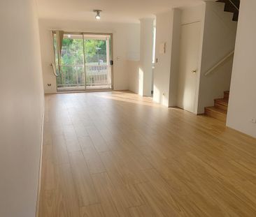 Three bedroom townhouse with floorboards throughout - Photo 4