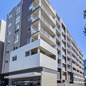 FULLY FURNISHED IMMACULATE APARTMENT IN BOX HILL - Photo 2