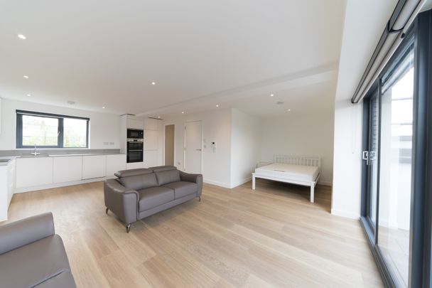 Studio Flat, Portelet Road, E1 - Photo 1