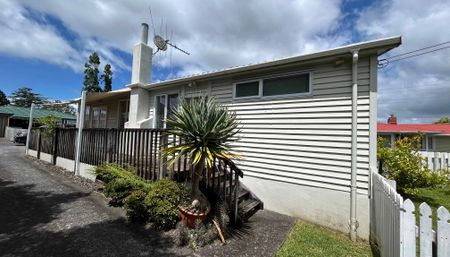 Lovely 3-Bedroom Home in Blockhouse Bay - Prime Location! - Photo 4