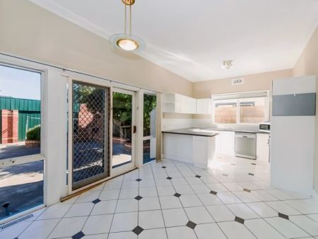 3 Bed, 1 Bath - Photo 5