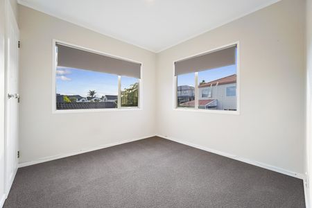 Modern 4-Bedroom Beauty in Wiri - Photo 4