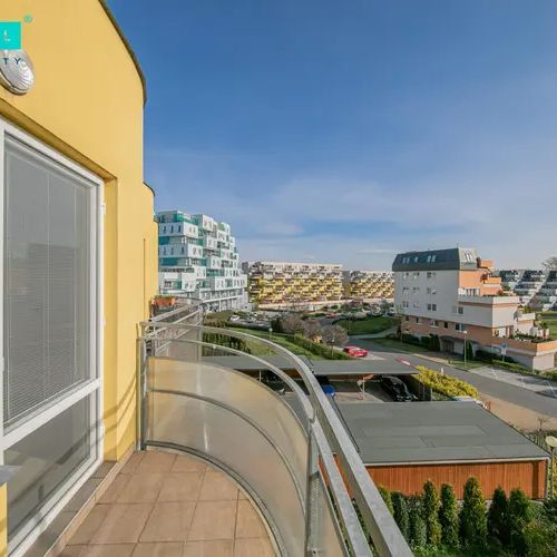 Pronájem příjemného bytu 1+kk s balkonem a sklepem v cihlovém domě na ulici Okružní - Photo 1