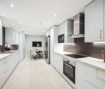 This excellent lateral flat overlooking Regents Park offers a wonderful family home. - Photo 1
