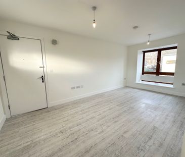 Great Mead, Chippenham - Photo 1