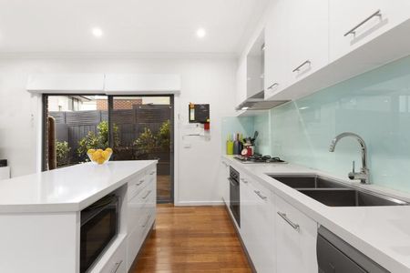 2/16 South Parade, Blackburn VIC 3130 - Townhouse For Rent | Domain - Photo 2