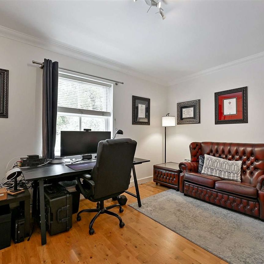 A spacious and impressive town house with ground floor rear extension in this sought after development. - Photo 1