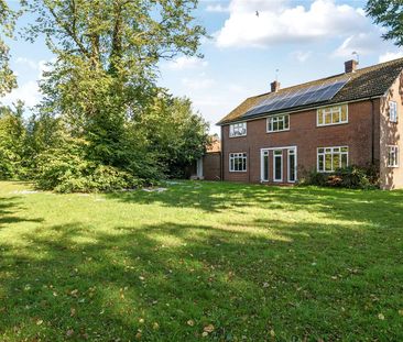 Five-bedroom versatile detached house with garage and storage. - Photo 5