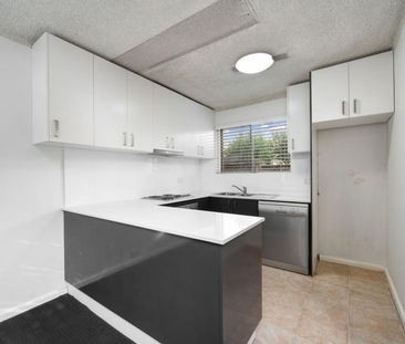 Spacious Townhouse with Excellent Practical Layout - Photo 3