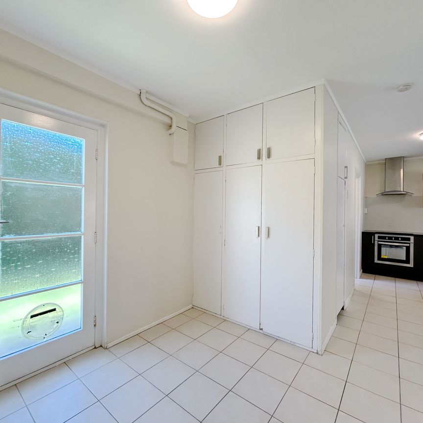 Spacious one bedroom unit plus carpark - Photo 1