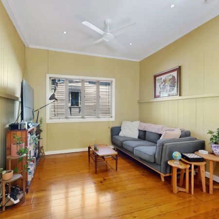 WELL-LOCATED COTTAGE WITH OUTDOOR LIVING - Photo 3